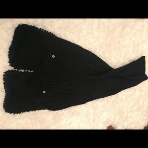 Black scarf with pockets